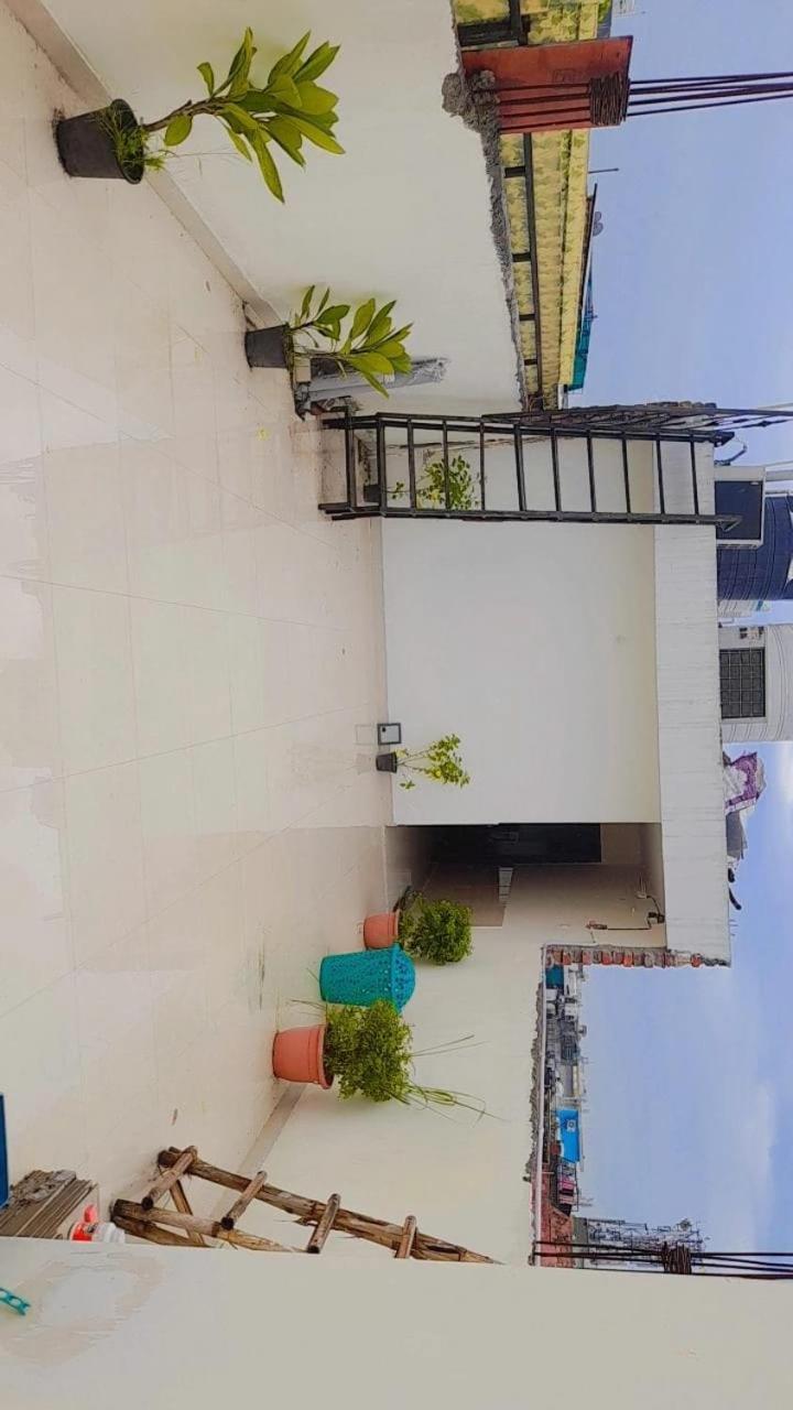 Hotel Moon Chanakyapuri Satya Niketan- Couple Friendly 3*